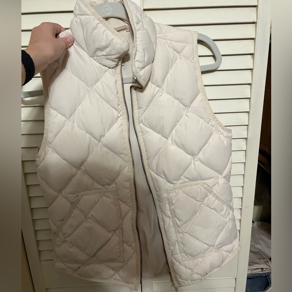 Cream white vest (broken zipper)